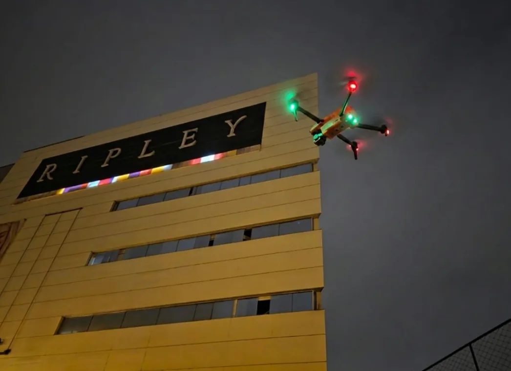 Inspección con dron de la fachada de un edificio