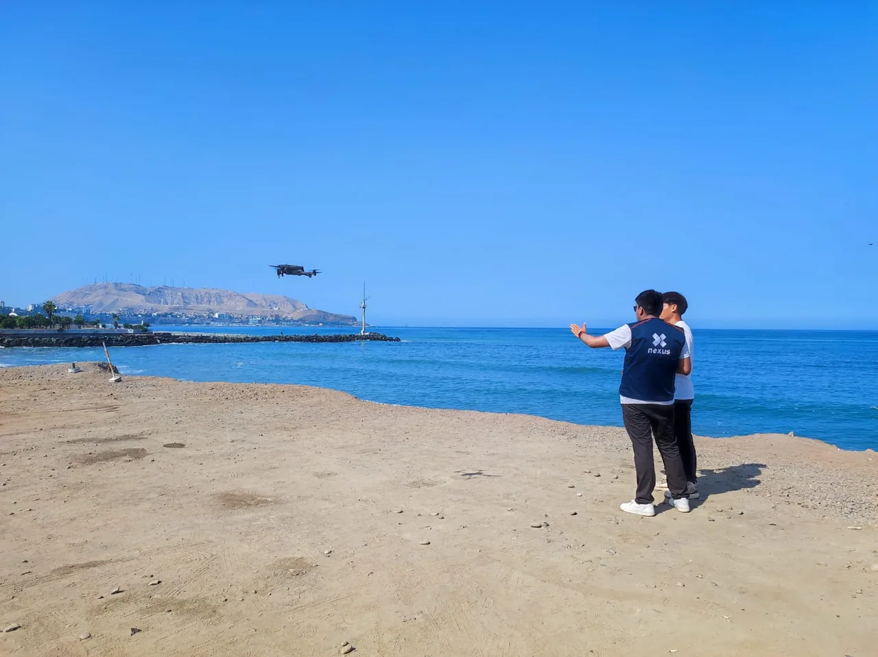 Equipo de Corporación Nexus operando un dron en una inspección de campo